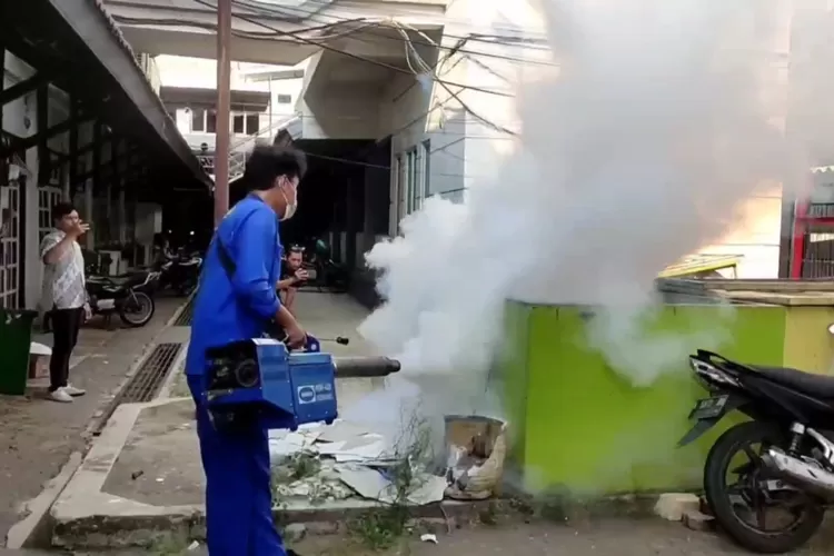 Petugas melakukan penyemprotan dilingkungan Sekretariat Daerah Kendal untuk mengantisipasi DBD.  ((edi prayitno/kontributor Kendal))