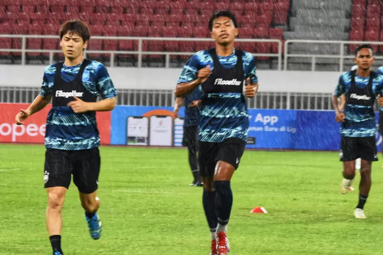 Riyan Ardiansyah (kanan) saat berlatih bersama Taisei Marukawa di PSIS Semarang. Jeda kompetisi para pemain PSIS libur dan melakukan program latihan mandiri (Ayosemarang.com/ Audrian Firhannusa)