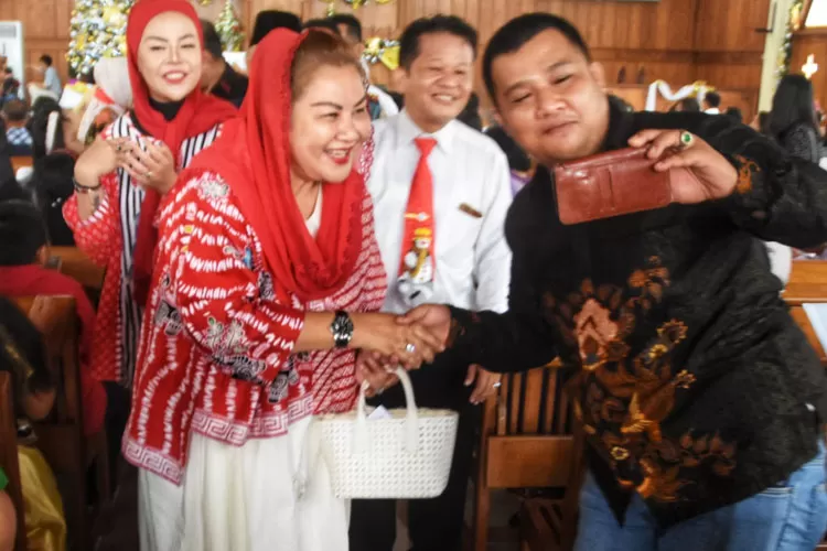 Wali Kota Semarang Hevearita Gunaryanti Rahayu saat menyapa jemaah gereja pada perayaan natal. Mbak Ita optimistis wisatawan bisa meningkat lagi di akhir tahun.  (Ayosemarang.com/ Audrian Firhannusa)