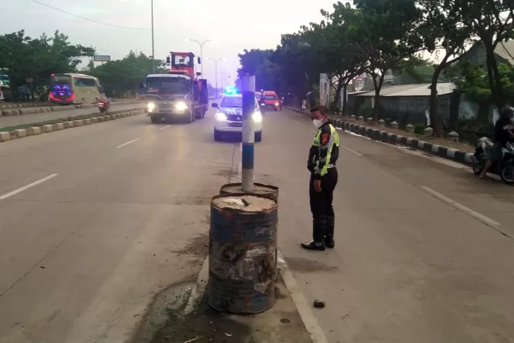 Polisi saat melakukan olah TKP di lokasi kecelakaan tunggal pemotor di Kaligawe Semarang. (Istimewa)