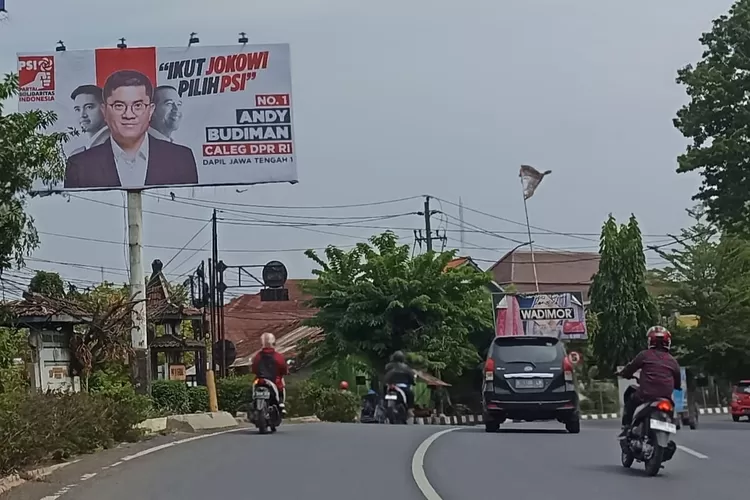 Baliho salah satu caleg kembali dipasang di jalan protokol Kendal yang menjadi kawasan bebas APK.  ((Edi Prayitno/kontributor Kendal))
