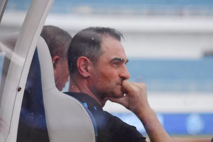 Pelatih PSIS Semarang Gilbert Agius punya ritual khusus sebelum timnya bertanding.  (Ayosemarang.com/ Audrian Firhannusa)