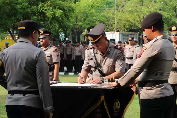 Upacara serah terima jabatan Kasatresnarkoba dan 3 kapolsek serta Kasi propam Polres Kendal, Kamis 28 desember 2023.  ((edi prayitno/kontributor Kendal))