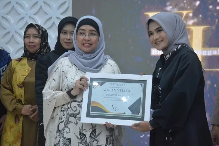 Pj Bupati Batang Lani Dwi Rejeki foto bersama dengan panitia Bhinneka Tunggal Ika Creative Fashion Design 2023.  (Diskominfo Batang)