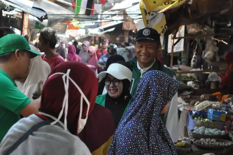 Calon Legislatif (Caleg) DPR RI Agoes Joesni dari Partai P3 blusukan ke Pasar Grogolan, Landungsari Kuripan Kota Pekalongan pada Kamis 28 Desember 2023.