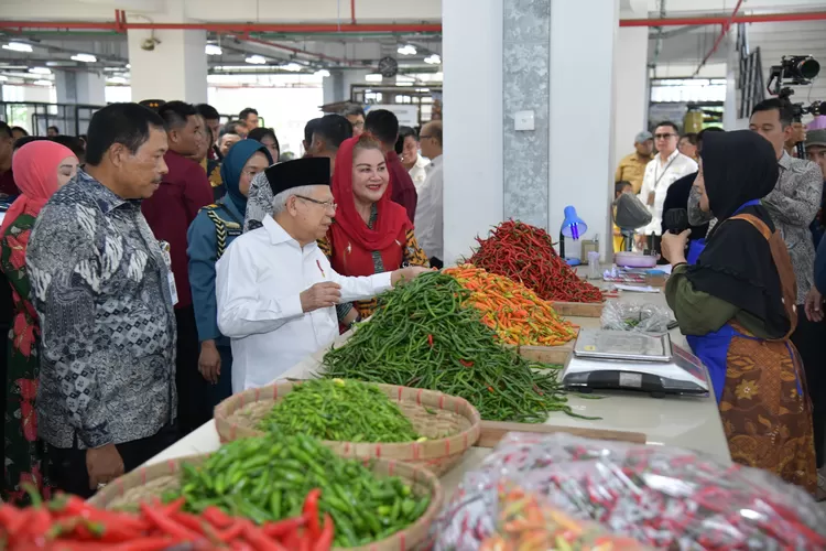 Wapres Ma'ruf Amin saat menantau harga sembako di Pasar Johar Semarang bersama Wali Kota Hevearita Gunaryanti Rahayu dan Pj Gubernur Jateng Nana Sudjana.  ((Humas Pemkot))