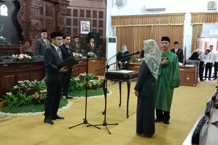 Ketua DPRD Kabupaten Batang Maulana Yusup melantik dan mengambil sumpah Anggota DPRD Pengganti Antar Waktu masa Jabatan 2019 &ndash; 2024 dari Fraksi Partai Amanat Nasional Yoeny Wahyu Hidayatie  (Foto: Muslihun kontributor Batang)