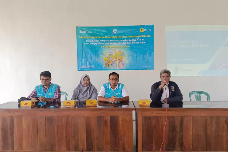 Edukasi keselamatan ketenagalistrikan untuk masyarakat di Balai Desa Sidokumpul, Kamis 28 Desember 2023. (Edi Prayitno/ kontributor Kendal)