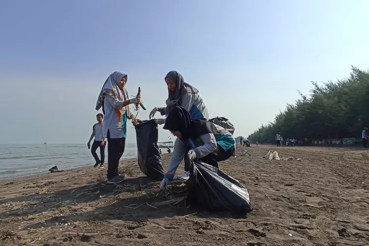 Karyawan RS PKU Aisiyah Kendal melakukan aksi bersih-bersih di Pantai Indah Kemangi menyambut Milad ke 2 Jumat 29 desember 2023.  ((edi prayitno/kontributor Kendal))