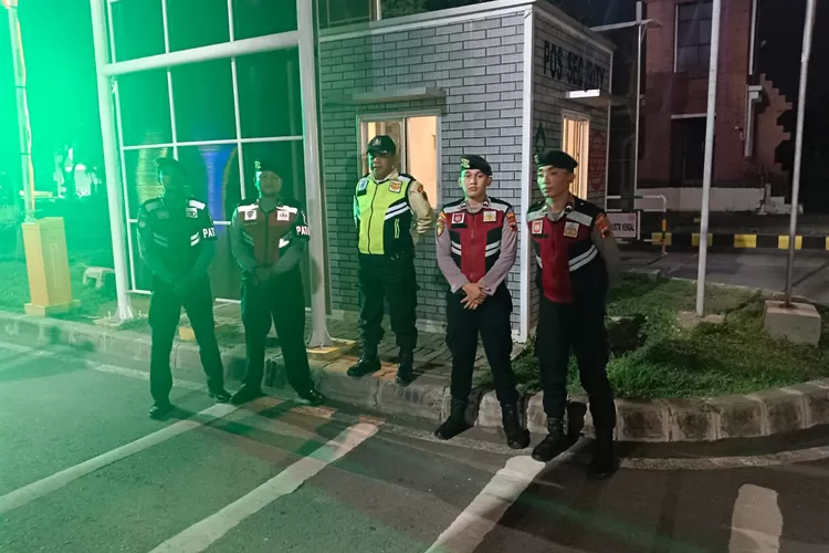 Anggota Sat Samapta Polres Kendal patroli di obyek vital jelang liburan tahun Baru Jumat 29 Desember 2023 malam.  (( Edi Prayitno/kontributor Kendal))
