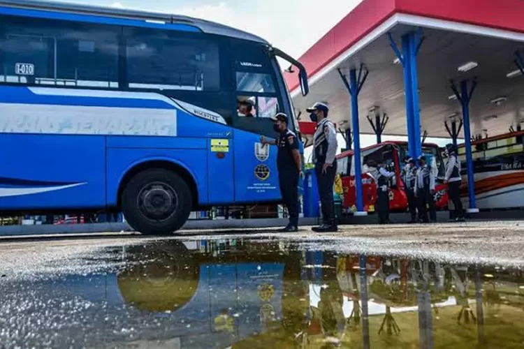 Trans Semarang tetap beroperasi meski libur tahun baru.  (Ayosemarang.com/ Audrian Firhannusa)