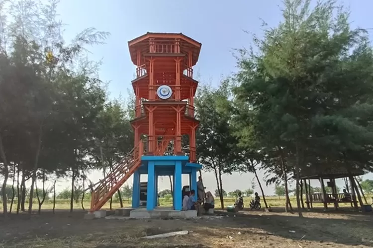 Gardu pandang di Pantai Indah Kemagni di Desa Jungsemi Kendal sudah berdiri dan siap menyambut pengunjung yang berlibur di Tahun Baru 2024.  (edi prayitno/kontributor Kendal)