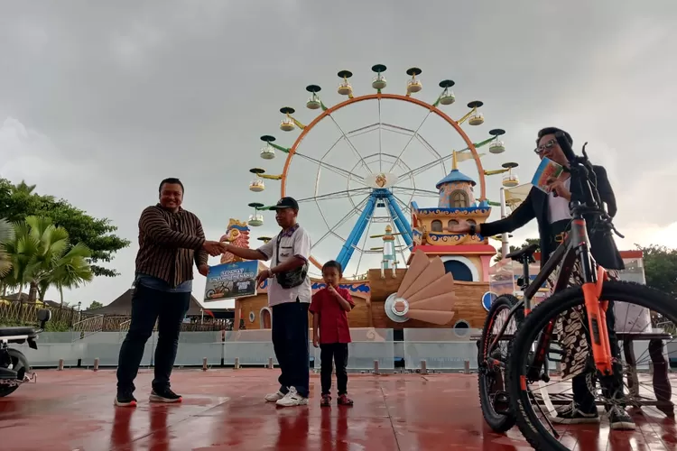 Penyerahan hadiah undian program "Mugi-Mugi Menang" di Saloka Theme Park, Kabupaten Semarang, pada Minggu, 31 Desember 2023. (arri widiarto)