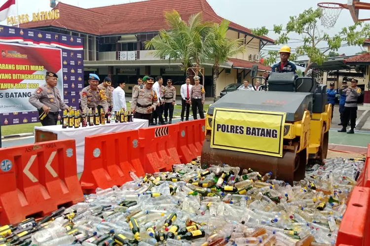 Pemusnahan barang bukti hasil razia miras/ Muslihin kontributor Batang.