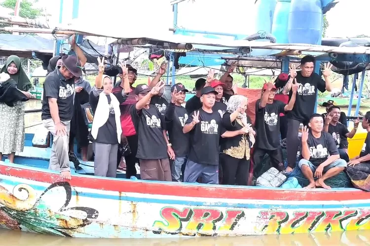  Relawan Sobat Ganjar Nusantara (Sogan) mendatangi kampung nelayan di Gempolsewu Senin 01 januari 2024. (Edi Prayitno/kontributor Kendal)