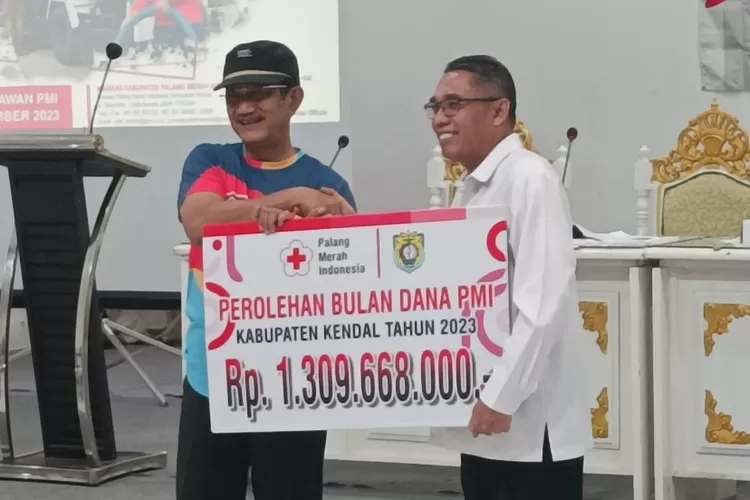 Penyerahan hasil bulan dana PMI Kendal dari Ketua PMI Kendal ke Sekda Kendal.  ((dokumen))