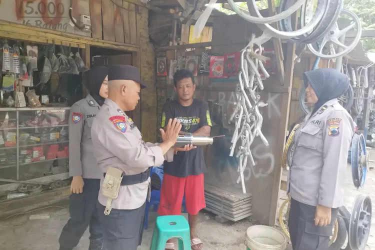 Jajaran Polres Kendal mendatangi sejumlah bengkel knalpot untuk memberikan imbauan tidak melayani pemesanan knalpot brong.  ((edi prayitno/kontributor Kendal))