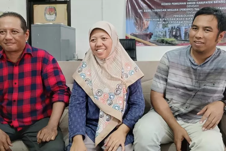 Komisioner KPU Kabupaten Batang, yaitu ketua Susanto Waluyo (Berbaju merah), bersama  Khikmatun selaku Divisi Sosialisasi, Pendidikan Pemilih,Parmas dan SDM. Serta Ketua Divisi Perencanaan dan Data Informasi M Subhi. (Kontributor Batang Muslihun)