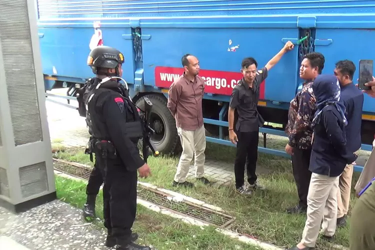 KPU Kendal menerima  surat suara untuk masing-masing surat suara PPWP, DPD RI, DPR RI dan DPRD Propinsi Selasa 2 Januari 2024.  (Kontributor Kendal Edi Prayitno)