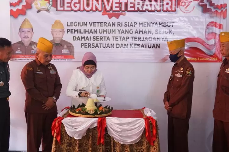 Pj Bupati Batang Lanj Dwi Rejeki potong tumpeng Peringati Hari Ulang Tahun Ke-67 Legiun Veteran Republik Indonesia (LVRI) tingkat Kabupaten Batang.