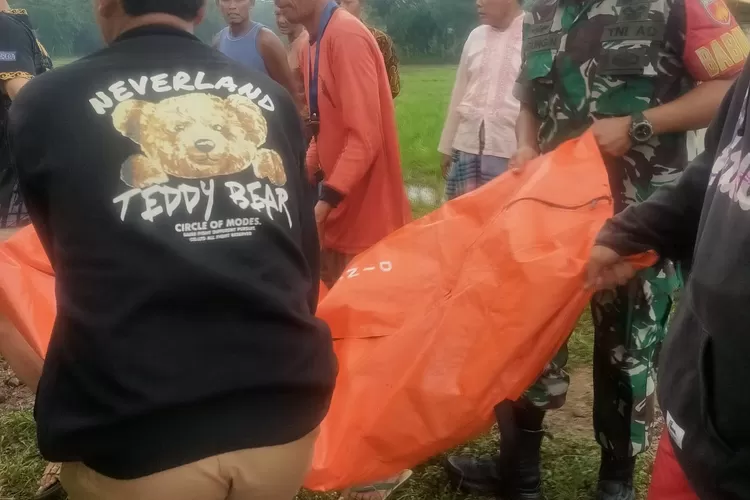 Anggota TNI Polri evakuasi Korban tersambar Kereta Api.  (Foto: dok.)