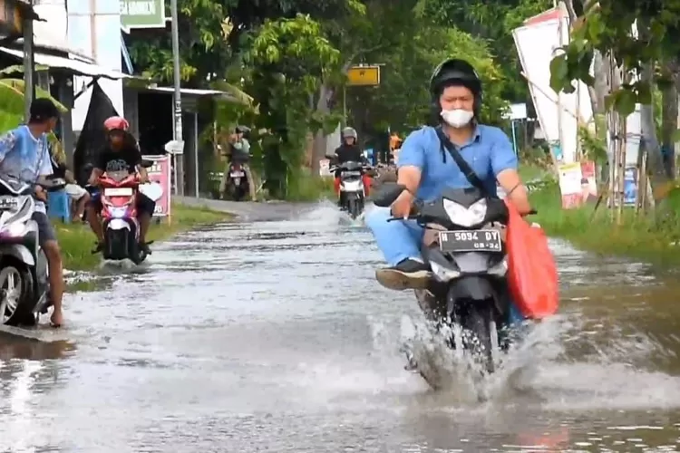 Jalan penghubung di Desa Juwiring Cepiring terendam genangan banjir setinggi 30 centimeter akibat hujan deras. (Edi Prayitno/ Kontributor Kendal)