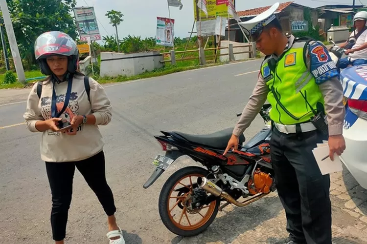 Petugas menindak tegas sepeda motor yang menggunakan knalpot brong di kendal.  (Edi Prayitno/Kontributor Kendal)