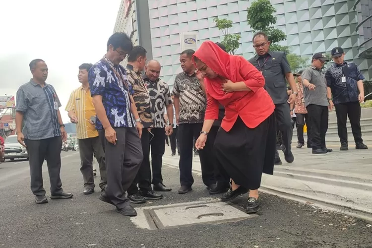 Wali Kota Semarang Hevearita Gunaryanti Rahayu saat mengecek drainase di Jalan Pemuda. Mbak Ita ungkap kenapa Semarang sering banjir.  (Humas Pemkot)