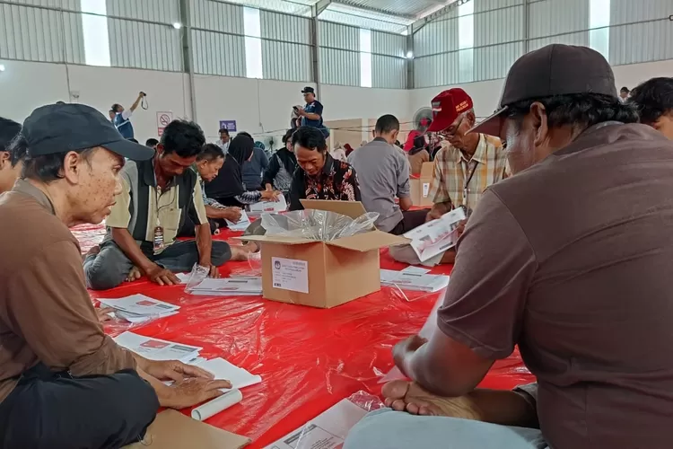  Proses pelipatan surat suara KPU Kota Pekalongan/ Muslihun kontributor Batang