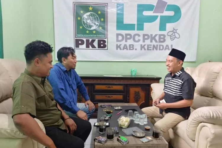Kasat Intelkam Polres Kendal kordinasi dengan tokoh politik di Kendal untuk sosialisasikan larangan knalpot brong. (Edi Prayitno/kontributor Kendal)