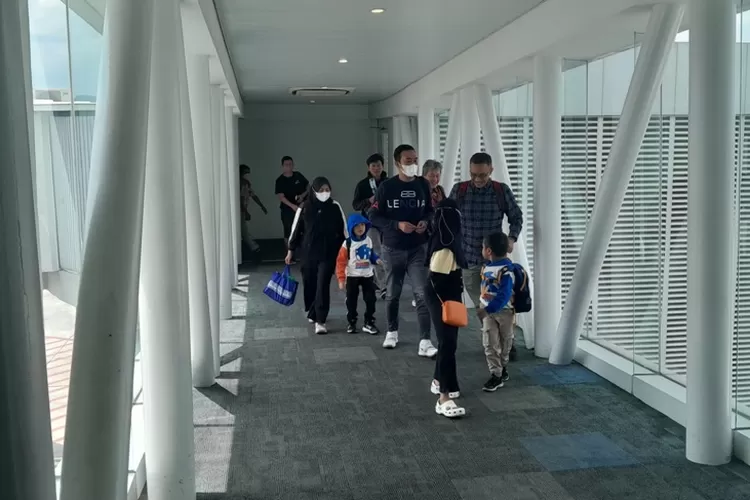 Penumpang pesawat di Bandara Ahmad Yani Semarang. Selama Nataru 2023, Ahmad Yani layani banyak penumpang.  (Ayosemarang.com/ Audrian Firhannusa)