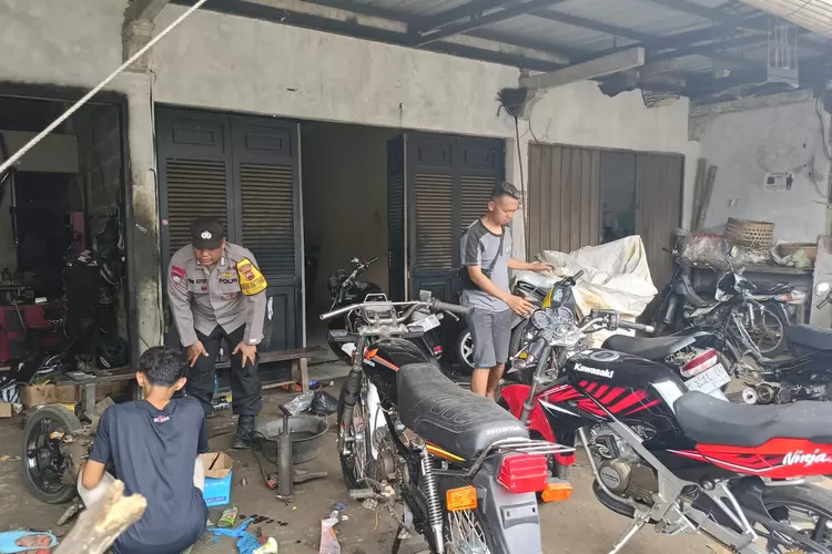 Jajaran Polres Kendal mendatangi bengkel dan penjualan spare part untuk tidak melayani pemasangan knalpot brong.  ((edi prayitno/kontributor Kendal))