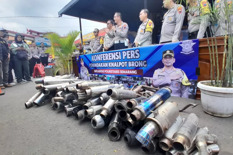 Penyitaan knalpot brong di Semarang dari hasil penindakan selama bulan Januari oleh polisi.  ((Ayosemarang.com/ Audrian Firhannusa))