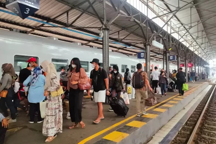 Penumpang kereta api naik melalui stasiun Semarang Tawang.  (Dok KAI)