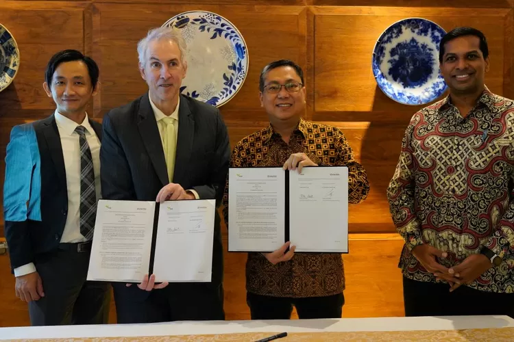 Jajaran direksi foto bersama usai penandatanganan MoU Smartfren for Business dengan Aviat Network. (dok Smartfren.)