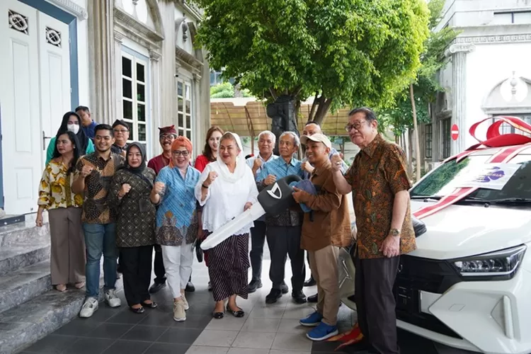 Wali Kota Semarang Hevearita Gunaryanti Rahayu saat nenyerahkan hadiah Semargres.  (Humas Pemkot)