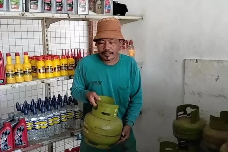 Warga saat membeli gas melon di salah satu waring di Batang.  (Muslihun/Kontributor Batang)