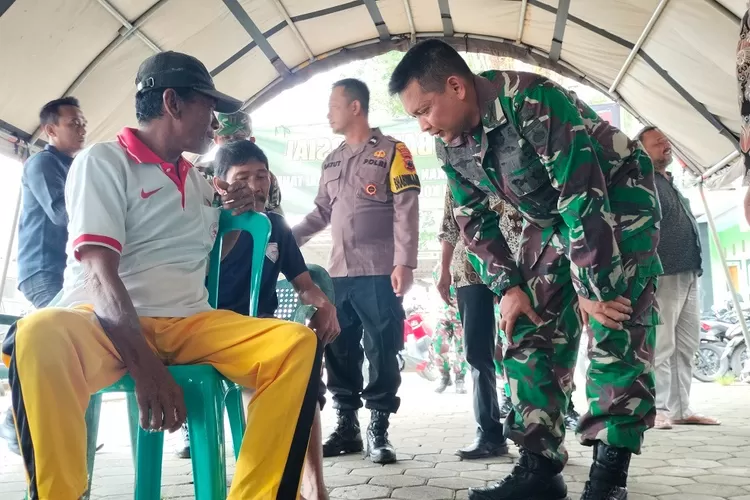 Dandim Batang Letkol Inf Ahmad Alam Budiman saat meninjau pelayanan kesehatan gratis si Desa Klidang Weatan Kecamatan/ Kabupaten Batang.  (dok)