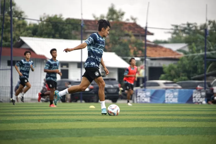 Septian David dalam latihan perdana bersama PSIS Semarang.  (PSIS)