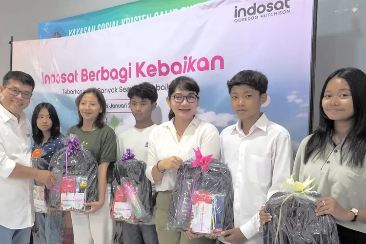 Swandi Tjia, Head of Region Central &amp; West Java Indosat Ooredoo Hutchison saat memberikan bingkisan pada acara Indosat Berbagi Kebaikan: Tebarkan Lebih Banyak Senyum Kebaikan&rsquo;  di Panti Asuhan Salib Putih, Salatiga, Jumat 5 Desember 2023. (dok Indosat.)