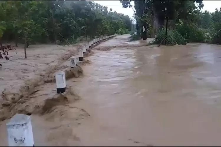Luapan Sungai Blukar menggenangi jalan Sojomerto-Kalices di Dukuh Klantung. Banjir seakan sudah menjadi langganan setiap tahun di Kendal.  (edi prayitno/kontributor Kendal)