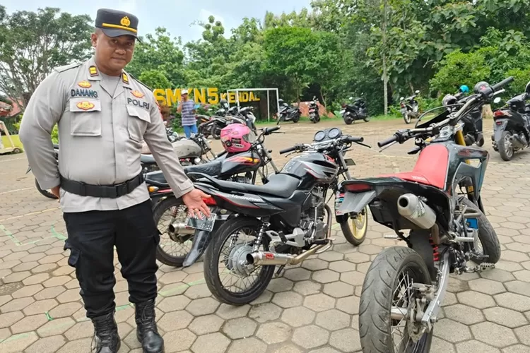Kapolsek Pageruyung Ipti Danang Christian memberikan edukasi dan sosialisasi pelarangan knalpot brong kepada siswa SMK Negeri 5 Kendal.  (edi prayitno/kontributor Kendal)