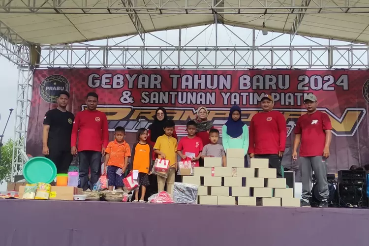 Gebyar tahun baru warga Desa Sukolilan dengan menggelar senam bersama.  ((Edi Prayitno/kontributor Kendal))