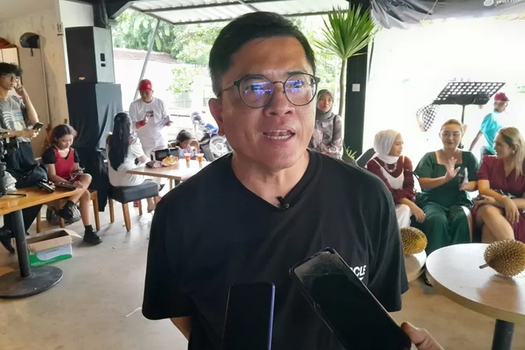 Andi Budiman menyerap aspirasi masyarakat lewat Festival Durian.  (Ayosemarang.com/ Audrian Firhannusa)