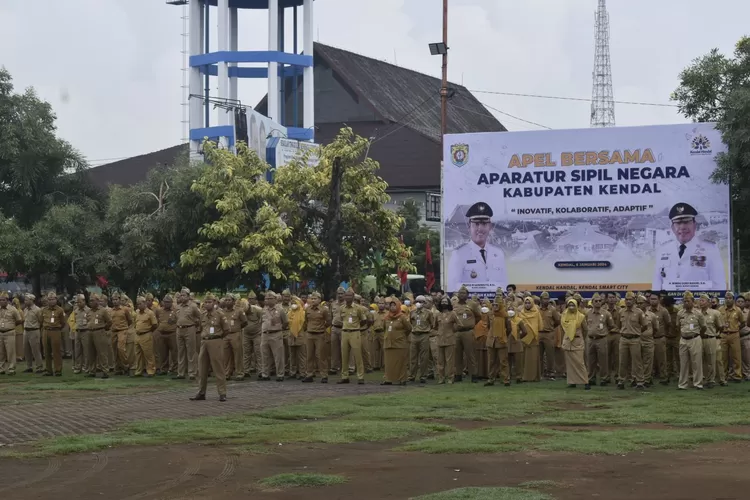 Wakil bupati Kendal saat memimpin apel bersama ASN, Senin 8 januari 2024. (Edi Prayitno/kontributor Kendal)