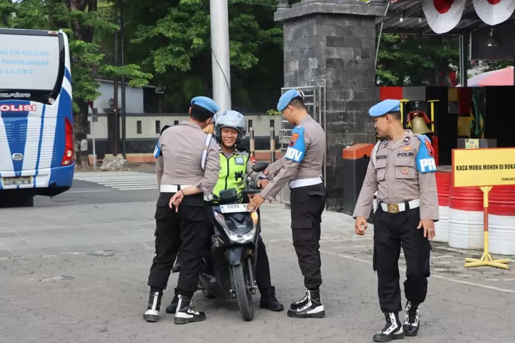  Petugas Sipropam Polres Kendal memeriksa kendaraan milik anggota dan keluarganya untuk tidak menggunakan knalpot brong (Edi Prayitno/kontributor Kendal)