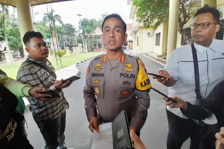 Kapolrestabes Semarang Kombes Irwan Anwar memaparkan update tersangka pengiriman anjing secara ilegal di Semarang. ( (Ayosemarang.com/ Audrian Firhannusa))