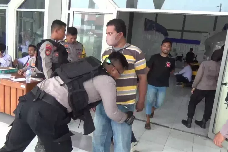 Polisi memeriksa tenaga pelipat kertas suara sebelum masuk ke Islamic Centre tempat sortir dan pelipatan surat suara.  ((edi prayitno/kontributor kendal))