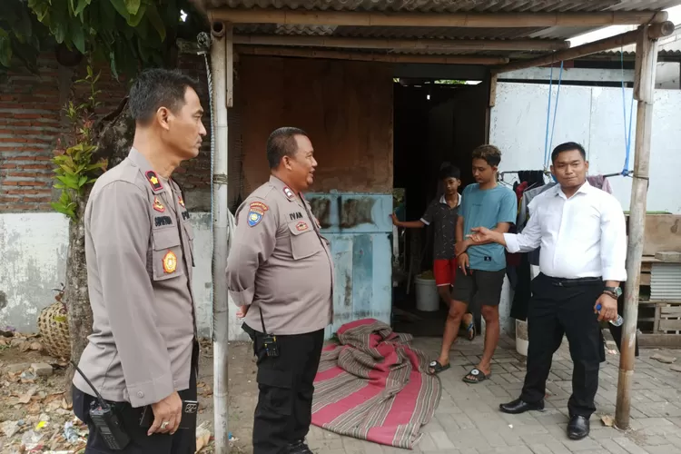 Polisi saat menyambangi lokasi pesta miras di Dadapsari Semarang yang menyebabkan 4 pemuda meninggal dunia. ( (Ayosemarang.com/ Audrian Firhannusa))