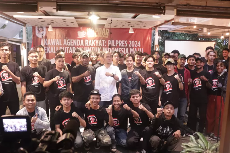 Foto bersama Kopi Darat (Kopdar) Formasi Indonesia Moeda (FIM) di Cafe Halaman, Kota Bandung pada Senin 8 Januari 2024. (Ist)
